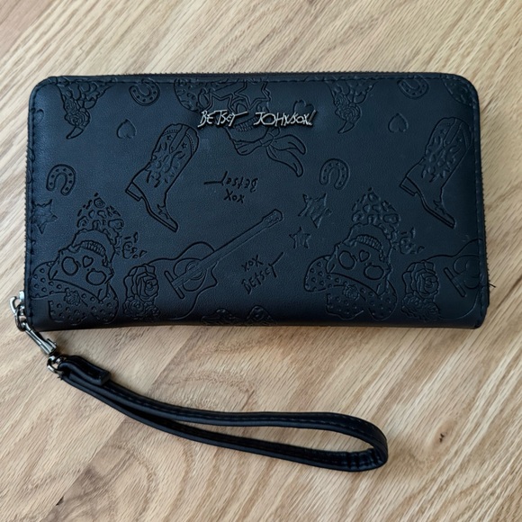 Betsy Johnson Black Zip Wallet with Handle Cowboy Skulls Horseshoe Rodeo - Picture 7 of 7